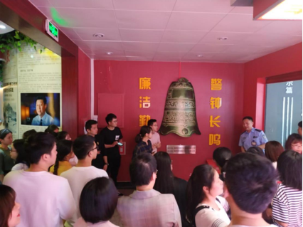 学员正在认真听“廉洁勤政、警钟长鸣”的含义 学员正在认真听“廉洁勤政、警钟长鸣”的含义