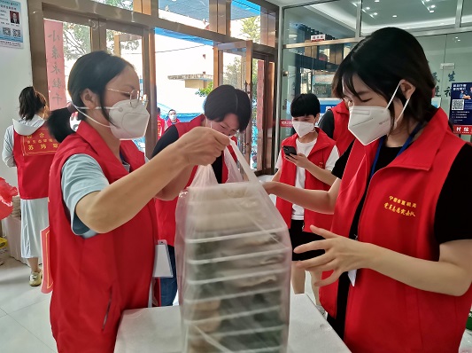 “卡口值一次班我得换2个口罩,全是汗水” “卡口值一次班我得换2个口罩,全是汗水”