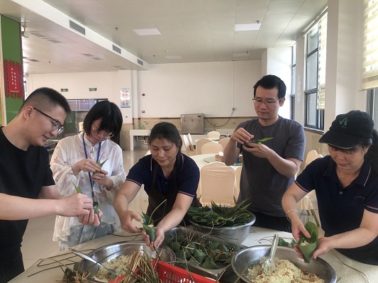 包粽子活动现场