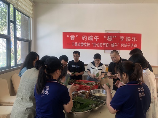 包粽子活动现场