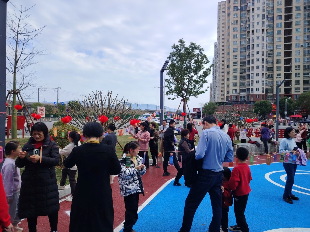 社区群众现场猜灯谜