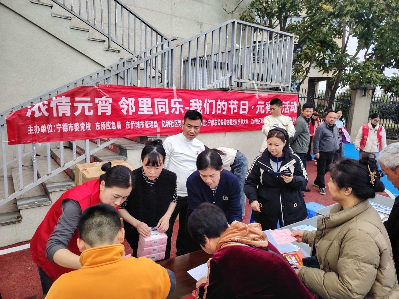 志愿者帮群众兑换奖品