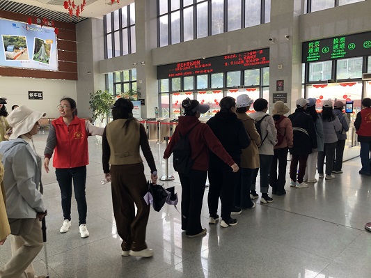 志愿者在引导游客有序排队